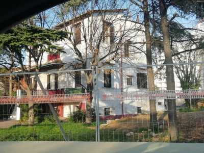 ...assieme a un�altra villetta di colore bianco situata sulla stessa via da decenni